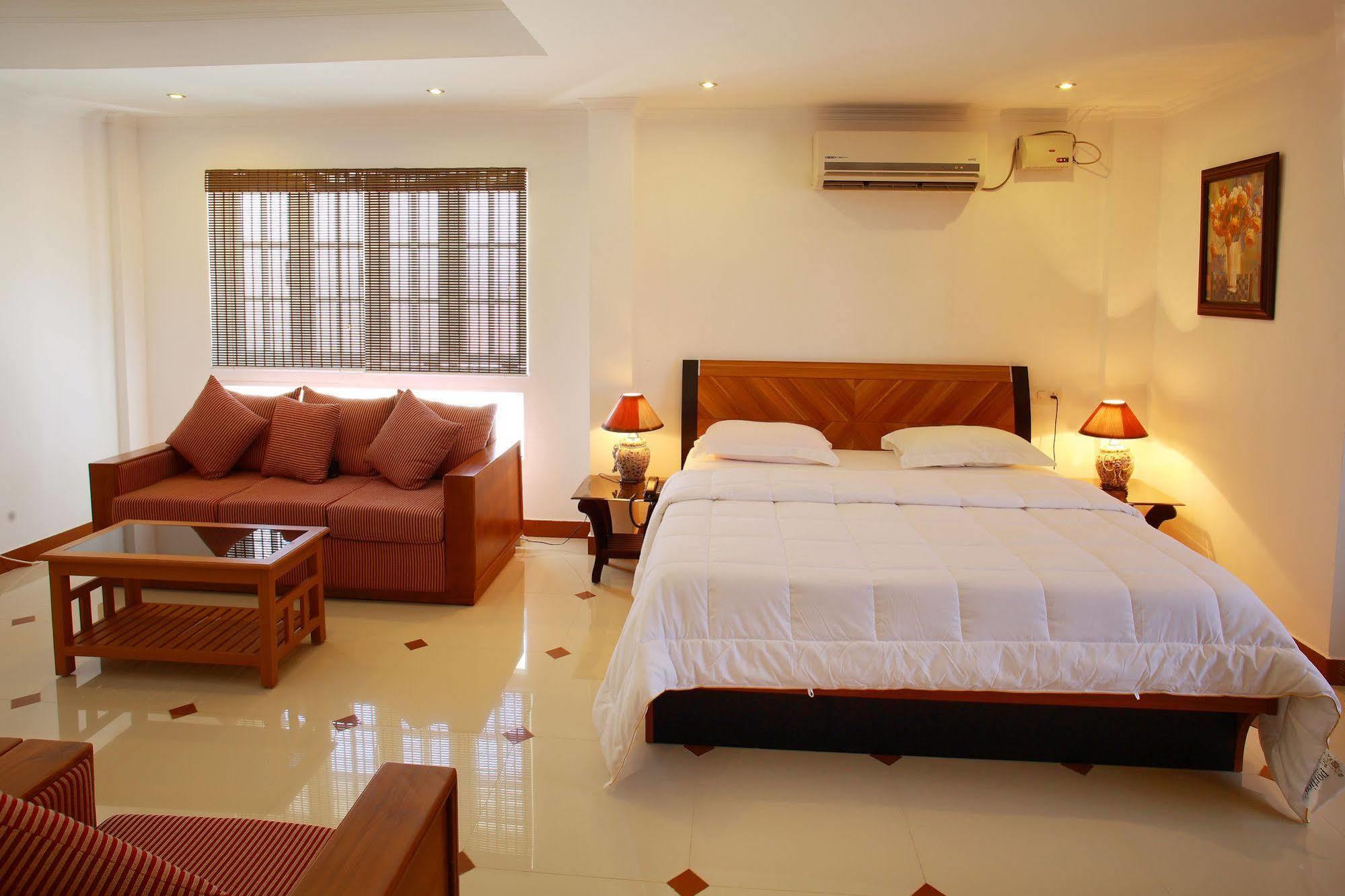 Phils' Residency & Banquets Hotel Kochi Exterior photo