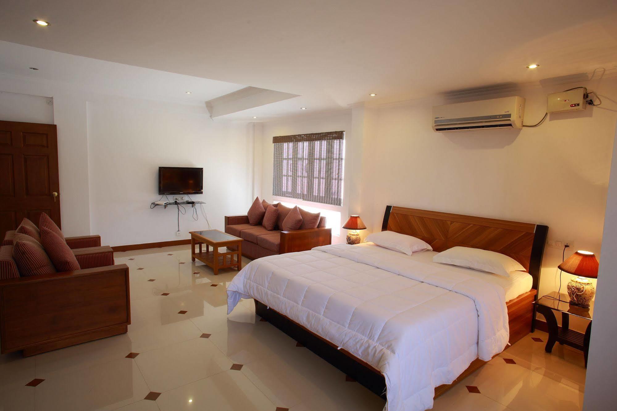Phils' Residency & Banquets Hotel Kochi Exterior photo